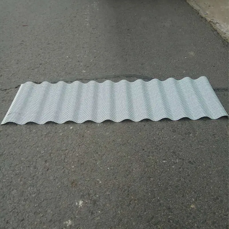 Perforált profilozott fém panelek